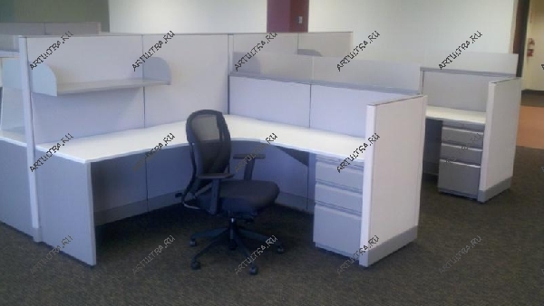 Остекление перегородок, интегрированных с мебелью, актуально для офисов деловых компаний
