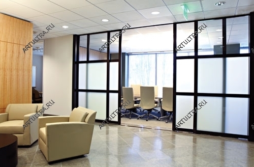 Подвесные раздвижные перегородки из пластика удобны для временного разделения большого офиса на два изолированных помещения