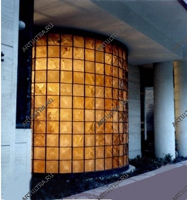 Перегородка из стеклоблоков большого размера может быть частью наружной стены