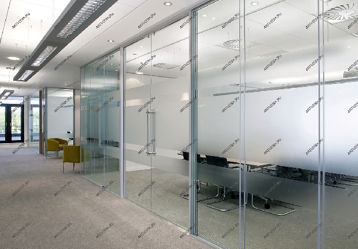  Перегородка для офиса с каркасом из алюминиевого профиля и декорированием в виде матированных полос достойно и ненавязчиво вписывается в общий интерьер помещения