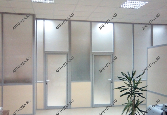 Двери, встроенные в алюминиевые перегородки, могут быть также изготовлены со стеклянным заполнением