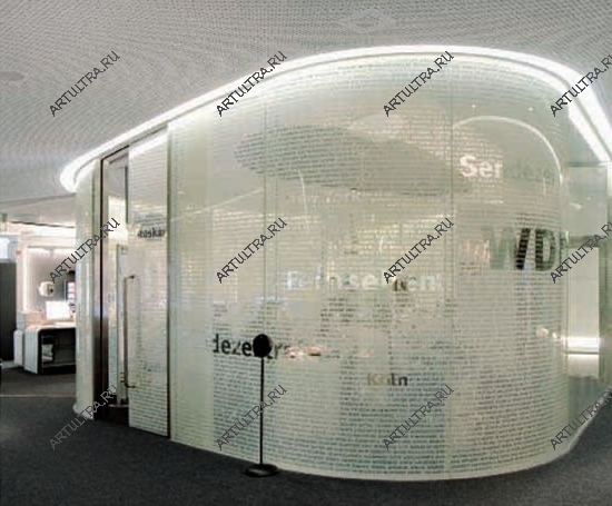 Стеклянная перегородка для офиса может быть изготовлена с богатым декором поверхности