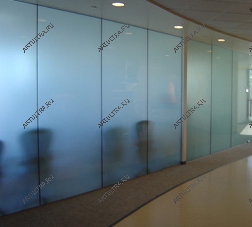 Стационарная бескаркасная перегородка для офиса с акриловым стеклом в качестве основы смотрится очень эффектно