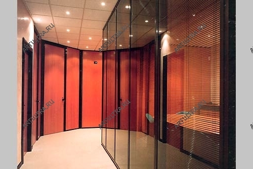 Офисные перегородки с жалюзи, изготовленные из тонированного стекла, имеют презентабельный вид