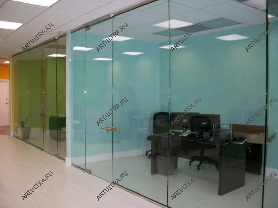 Прозрачные виды офисных перегородок позволяют сохранить визуальную целостность рабочего пространства
