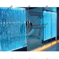 Акриловые перегородки используют и в таком интересном декоративном решении: внутри панелей – сотни движущихся пузырьков