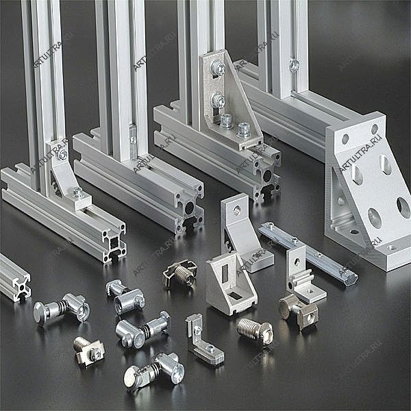 Крепление алюминиевых элементов перегородки осуществляют при помощи разнообразных комплектующих