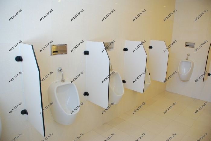 Перегородки для писсуаров аккуратно организуют пространство общественного туалета