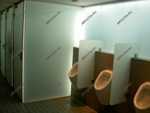 Сантехнические перегородки для туалетных кабин и писсуаров могут быть выполнены в единстве стиля и используемых материалов