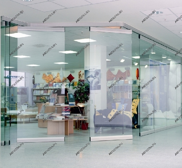 Трансформируемая стеклянная стена может быть легко передвинута для обеспечения прохода покупателей