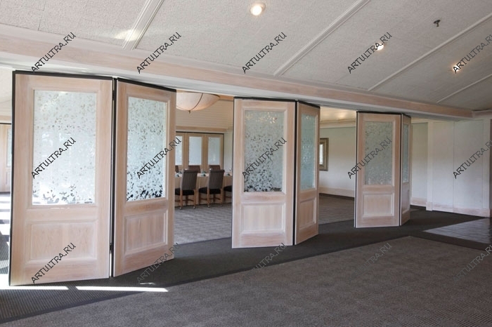 Раздвижная перегородка с фактурным стеклом определяет некоторую степень приватности в смежных помещениях