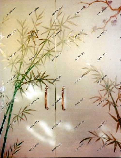 Настоящие шедевры росписи по стеклу получаются при комбинации с другими техниками, например, пескоструйной или травлением