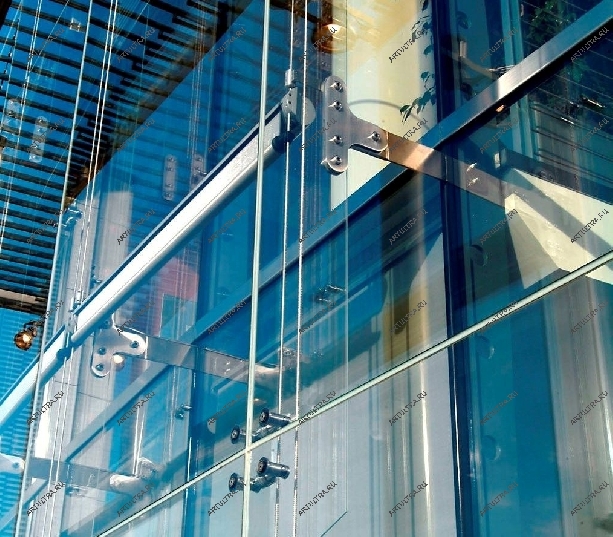 Бескаркасные конструкции изготавливаются исключительно из особо прочных типов стекла