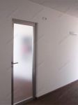 фото распашные алюминевые матовые стеклянные двери