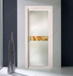 фото распашные матовые алюминевые стеклянные двери с цветной вставкой