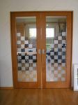 фото двойные деревянные стеклянные двери с матовой шашечкой