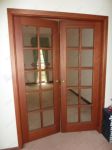 фото распашные двойные коричневые деревянные стеклянные двери