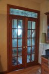 фото двойные распашные двери с притвором и вставками стекла