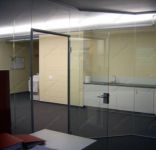 фото прозрачные одностворчатые стеклянные двери с перегородками