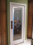фото распашные двери с притвором и гравировкой на стекле