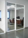 фото белые маятниковые двери с прозрачным стеклом