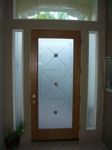 фото деревянные двери с матовым стеклом для дачи
