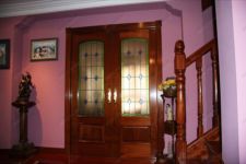 фото деревянные двери с витражным стеклом для гостиной котеджа