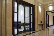 фото деревянные двери со стеклом для гостиницы