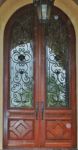 фото деревянные двери со стеклом и ковкой