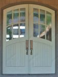фото деревянные двухстворчатые распашные двери со стеклом