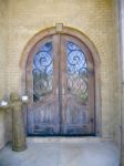 фото деревянные кованые двери с витражным стеклом