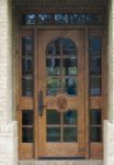 фото деревянные однопальные двери со стеклом для частного дома