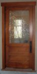 фото деревянные однопальные распашные двери со стеклом