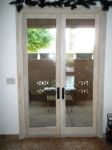 фото деревянные распашные двери со стеклом