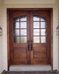 фото деревянные распашные двери со стеклом для частного дома