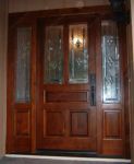 фото деревянные распашные двери со стеклом и фацетами