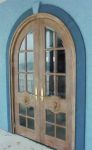 фото деревянные распашные с арочным сводом двери со стеклом