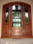 фото деревянные с арочным сводом двери со стеклом для частного дома