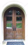 фото деревянные с арочным сводом двери со стеклом для дачи