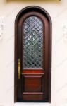 фото деревянные с арочным сводом двери со стеклом в сетку