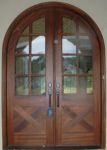 фото деревянные с арочным сводом двухпальные двери со стеклом
