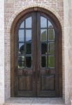 фото двухпальные деревянные с арочным сводом двери со стеклом