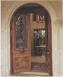 фото входные двухпальные деревянные двери со стеклом