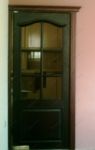 фото входные однопальные деревянные двери со стеклом