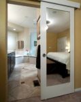 фото подвесные раздвижные межкомнатные зеркальные двери в белом оформлении