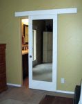 фото подвесные раздвижные межкомнатные зеркальные двери в белой цветовой теме