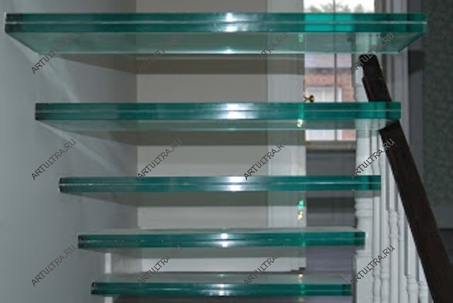 Характеристики материалов, из которых выполнены пролеты стеклянных лестниц, должны выдерживать возлагающиеся на них высокие нагрузки, а также быть надежными и прочными