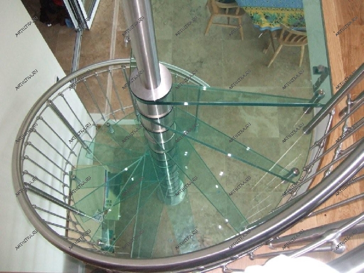 Применение стеклянных лестниц винтового типа обычно обуславливается необходимостью экономии пространства