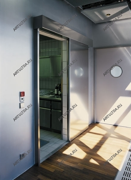 Автоматическая раздвижная дверь в интерьере может быть дополнена пультом дистанционного управления