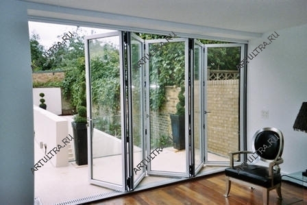 Автоматические складные двери, выходящие во внутренний двор, можно остеклить оптивайтом - это разновидность стекла с отсутствием зеленоватого оттенка